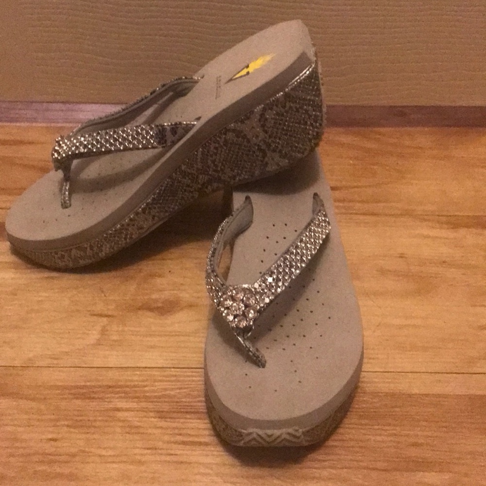 Volatile flip flops